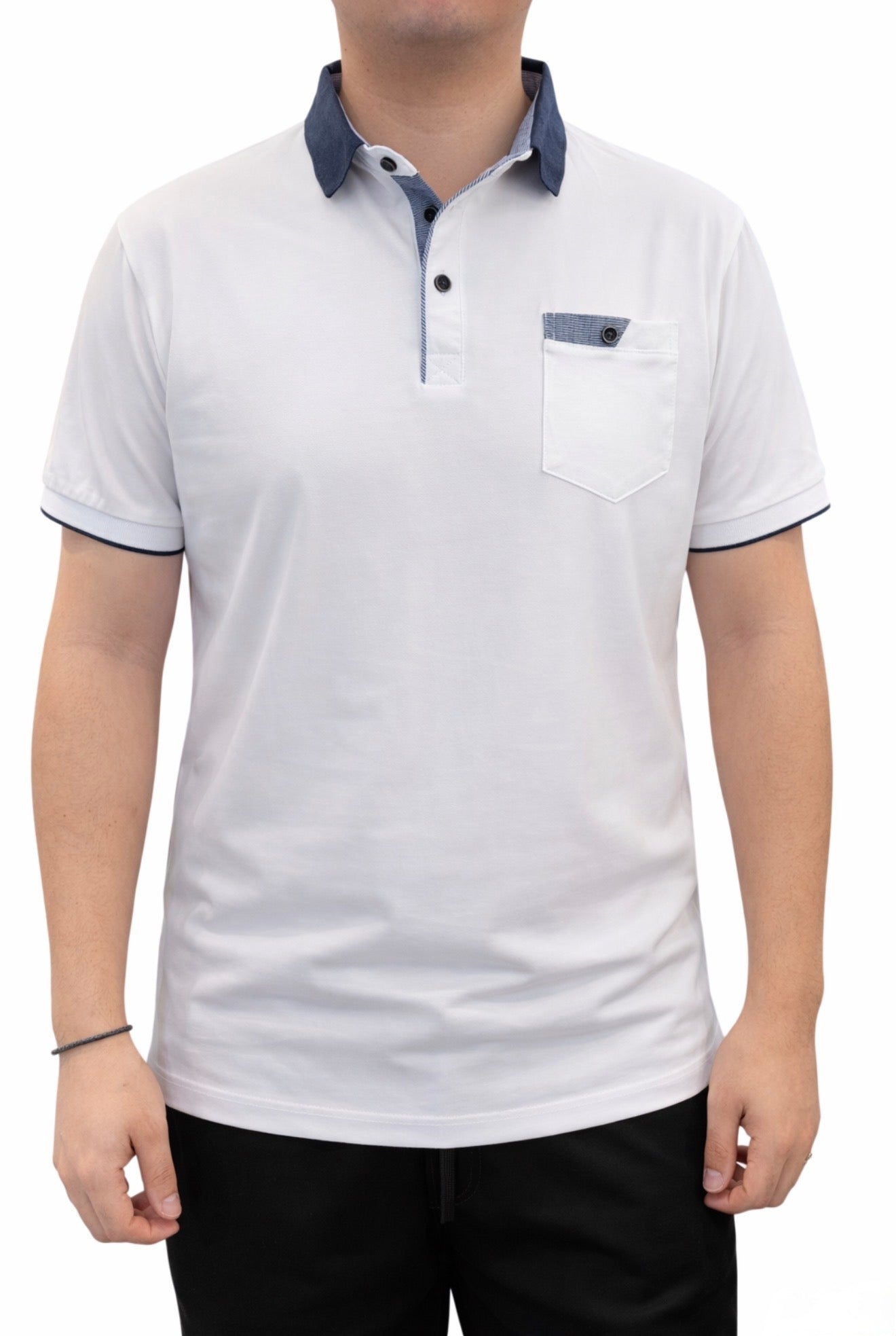 Polo col contraste avec poche