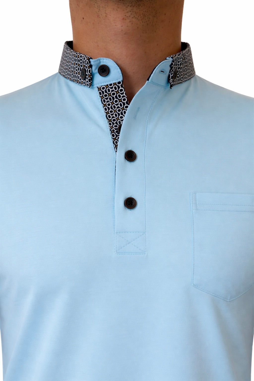 Polo col contraste avec poche