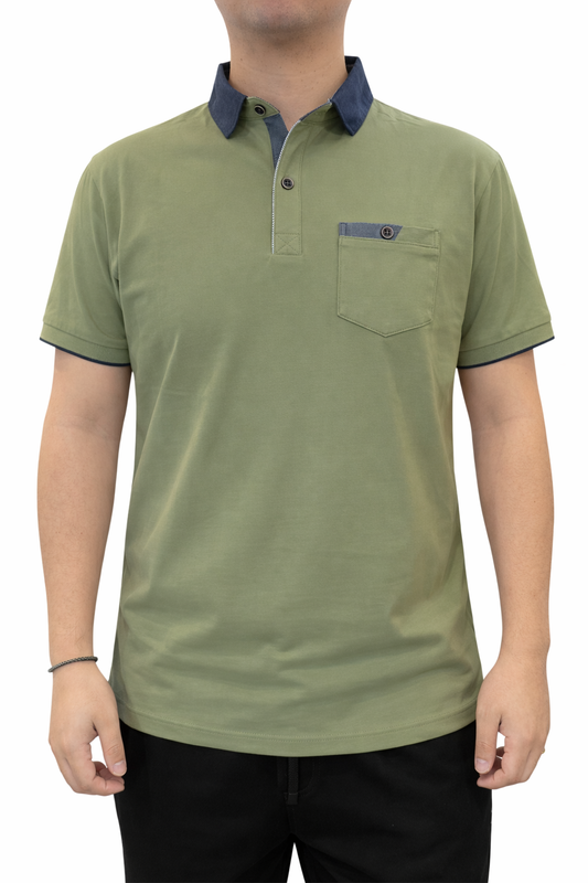Polo col contraste avec poche