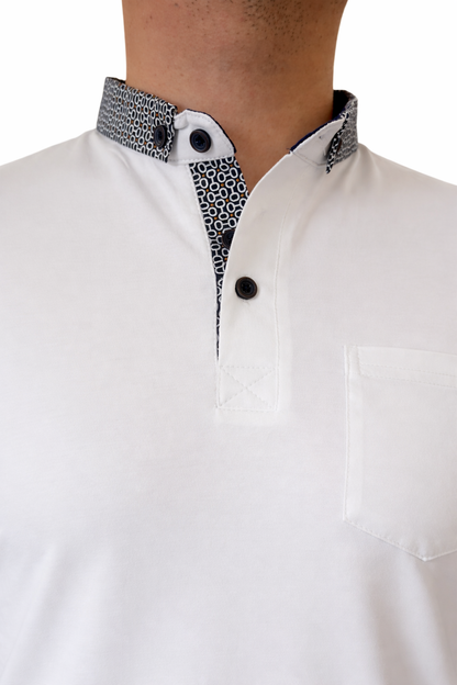 Polo col contraste avec poche