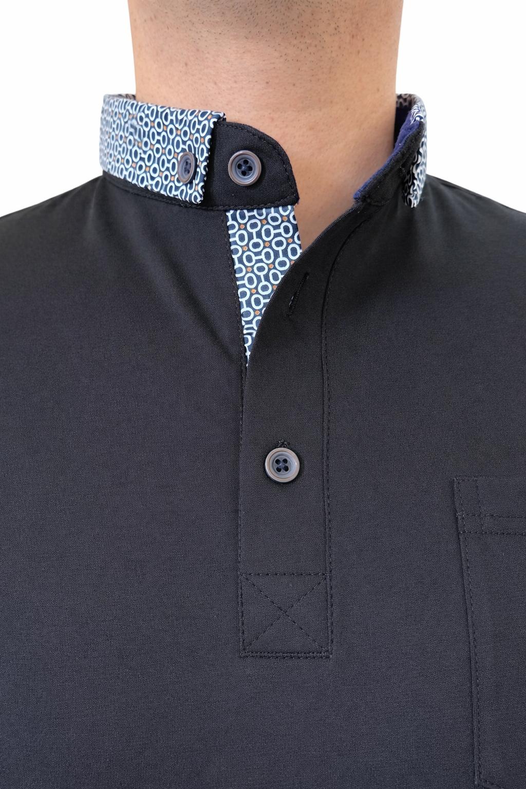 Polo col contraste avec poche