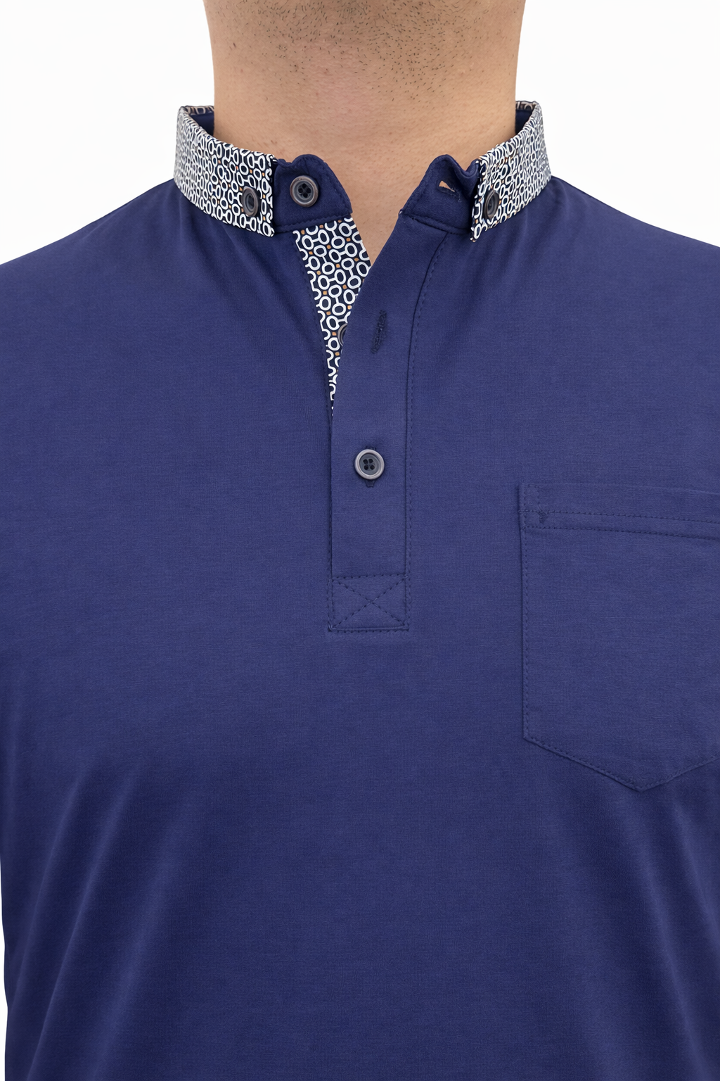Polo col contraste avec poche